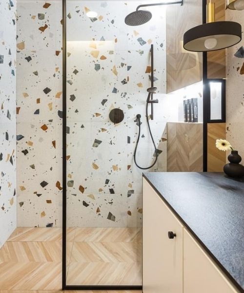 Nhà tắm đơn gian khi được thiết kế từ gạch terrazzo và gạch giả gỗ chống trơn