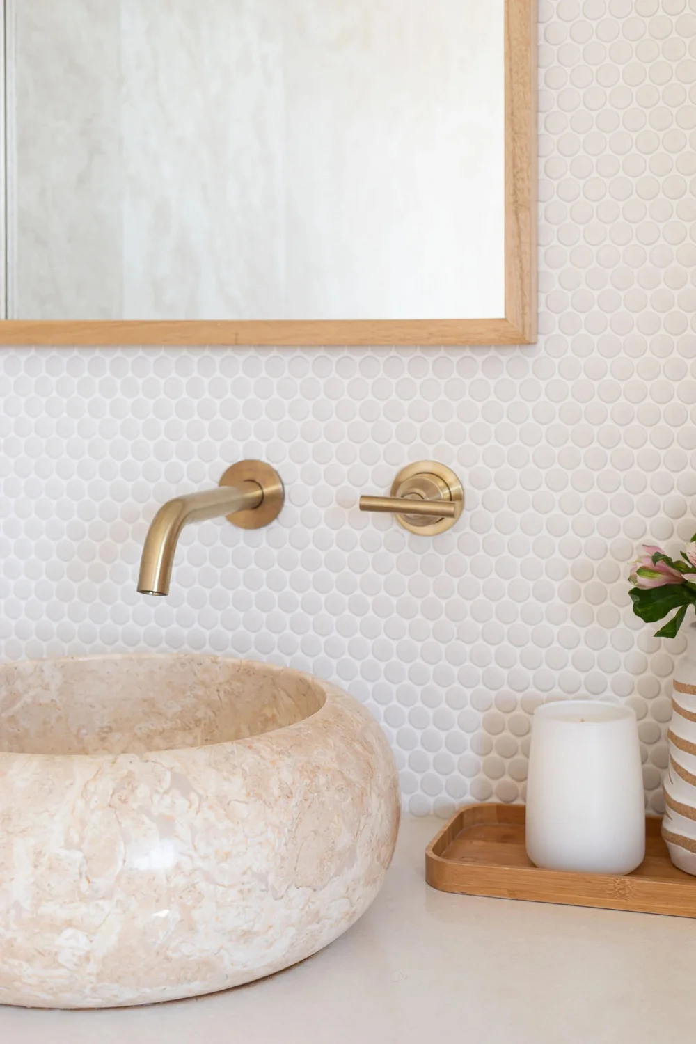 Những viên gạch tròn nhỏ màu trắng ốp lavarbo hoàn hảo trong phòng tắm