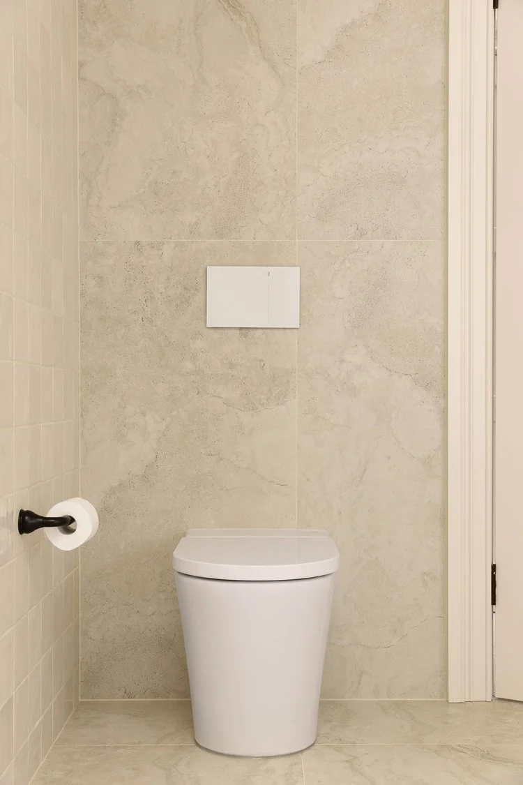 Phòng tắm chính có gạch lát khổ lớn.