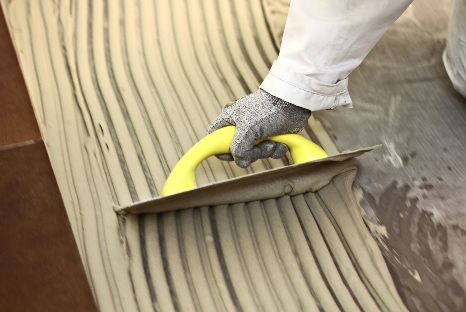 Trộn và trét keo dán gạch đúng cách