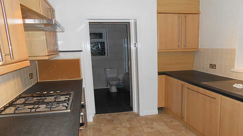 Có nên đặt bếp đối diện nhà vệ sinh không?