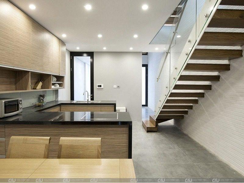 cầu thang đối diện cửa chính