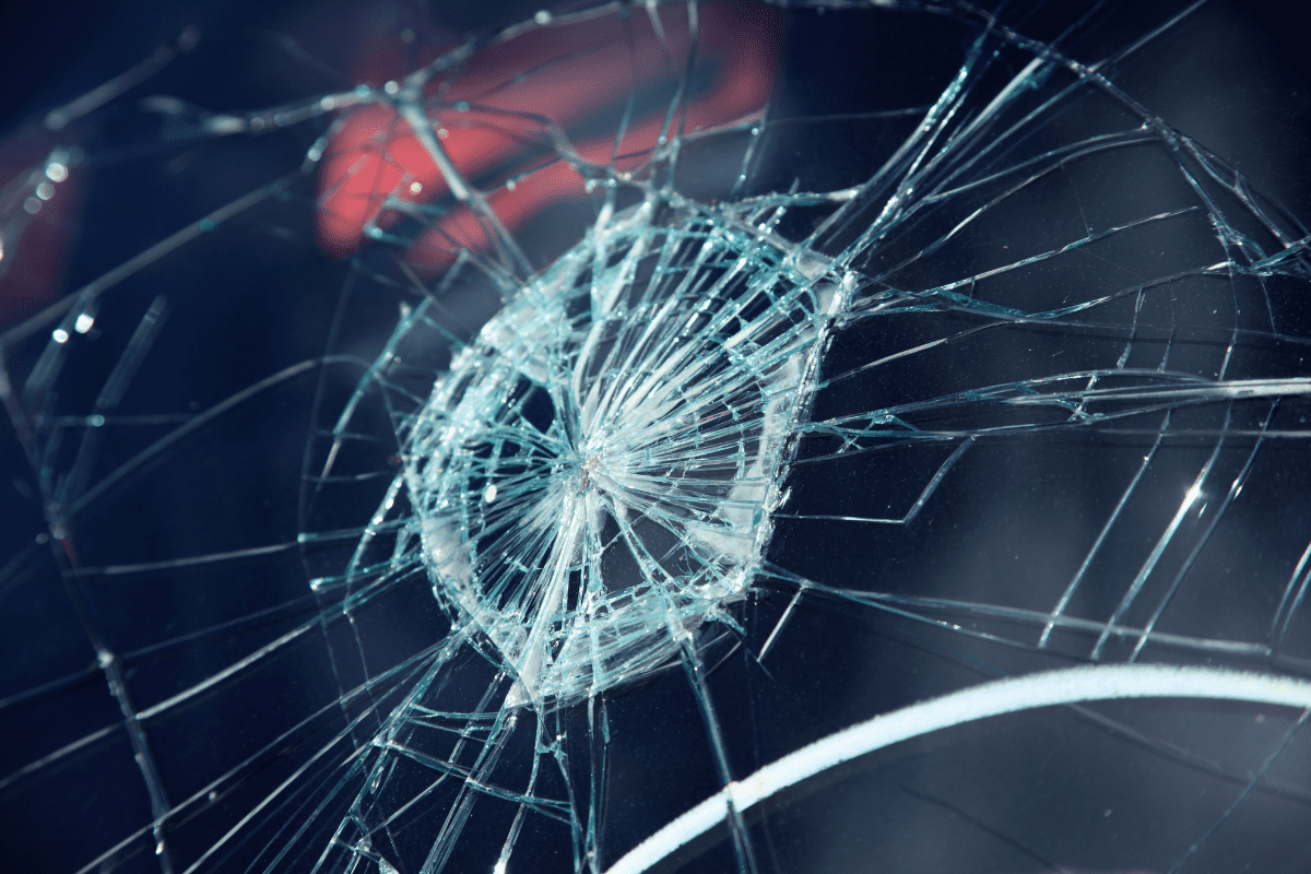 Kính chắn gió bị nứt nên được sửa chữa tại địa điểm uy tín