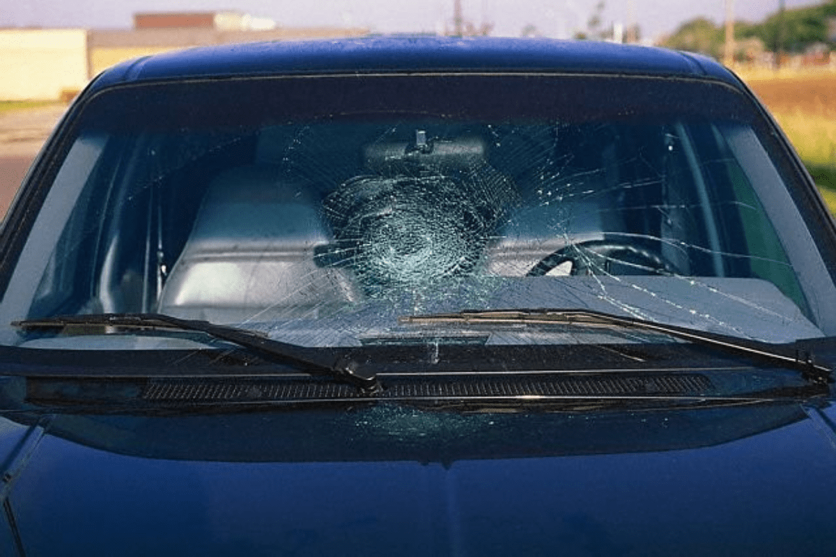 Kính ô tô vỡ - hiểm họa cho bạn và gia đình