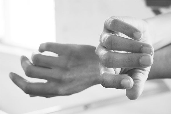 Vuốt ve từng cen-ti-mét trên cơ thể đối phương