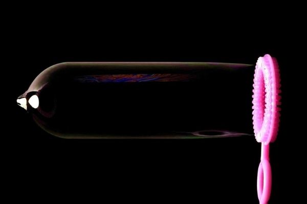 Dùng bao cao su như thế nào để tăng khoái cảm?