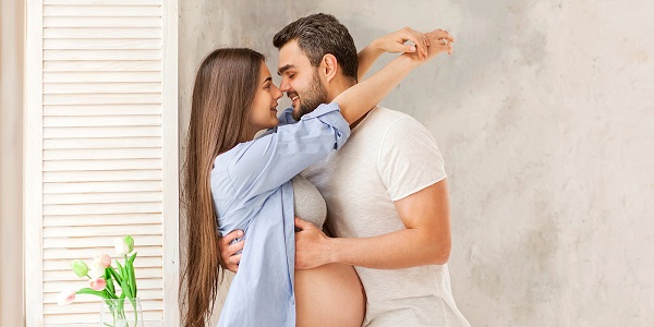 Người chồng nên quan tâm và sẻ chia với người vợ khi đang mang thai