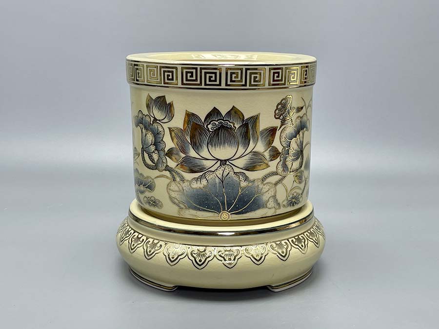 bat-huong-hoa-sen-gom-chu-dau-ve-vang-kim-1