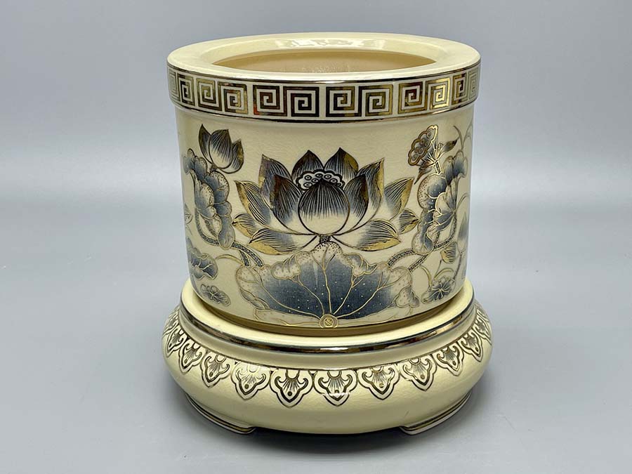 bat-huong-hoa-sen-gom-chu-dau-ve-vang-kim-2