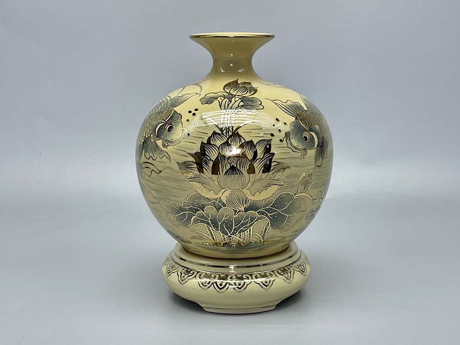 binh-hut-loc-ca-chep-hoa-sen-h22-gom-chu-dau-ve-vang-kim-1