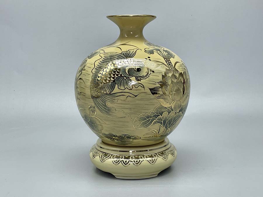 binh-hut-loc-ca-chep-hoa-sen-h22-gom-chu-dau-ve-vang-kim-2