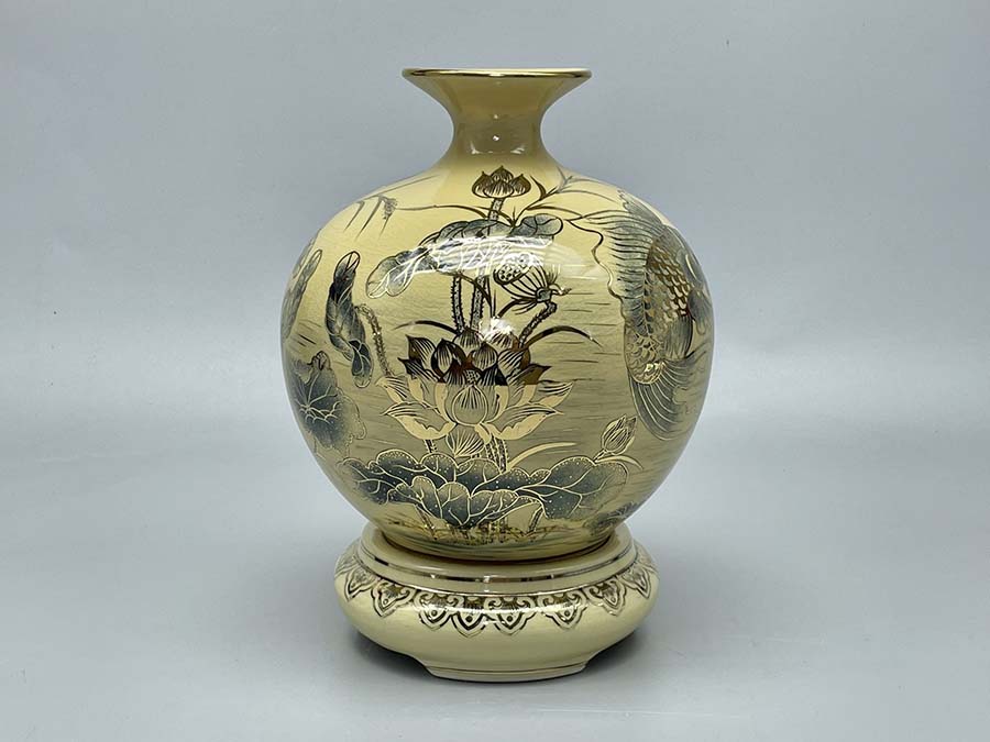 binh-hut-loc-ca-chep-hoa-sen-h22-gom-chu-dau-ve-vang-kim-3