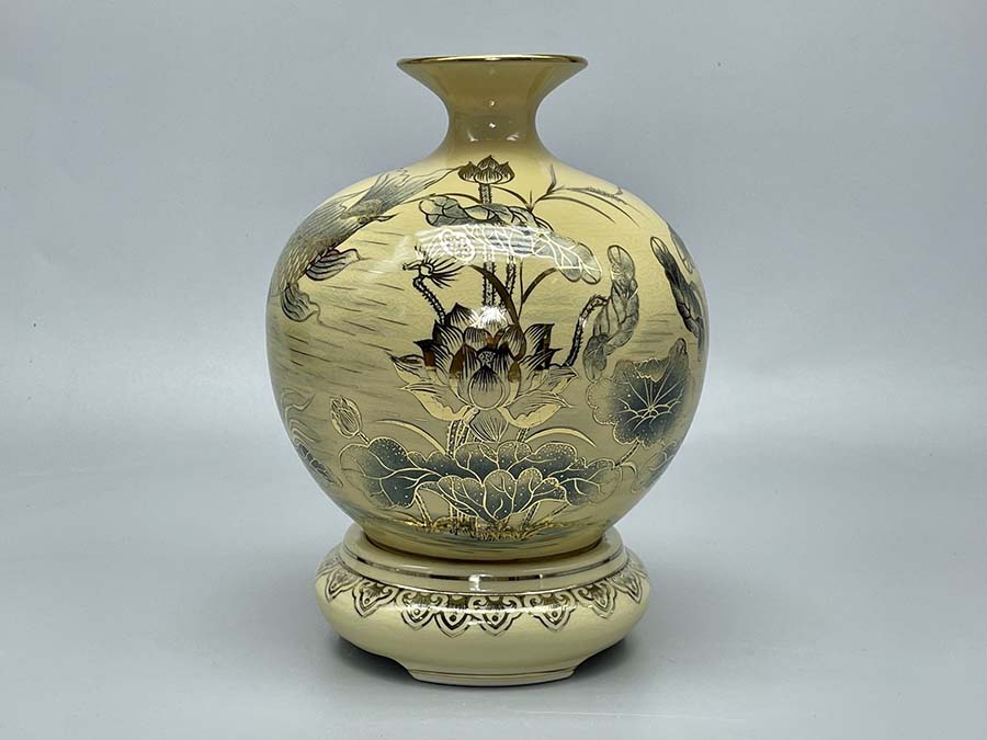 binh-hut-loc-ca-chep-hoa-sen-h22-gom-chu-dau-ve-vang-kim-4