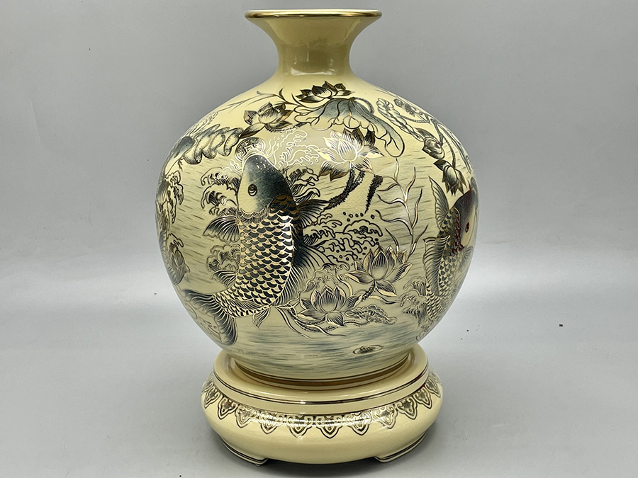 binh-hut-loc-ca-chep-hoa-sen-ngam-tien-h35-gom-chu-dau-ve-vang-kim-1