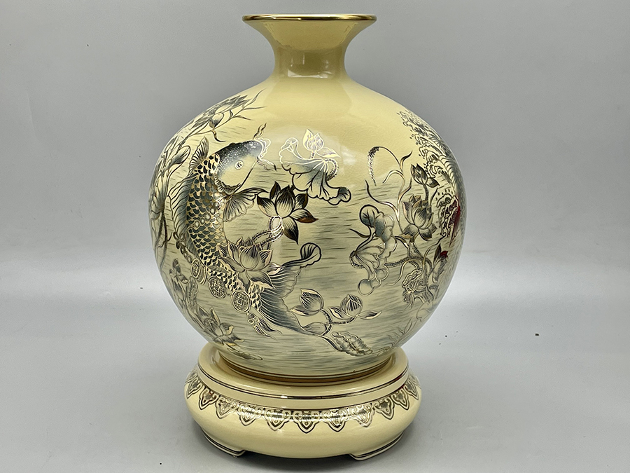 binh-hut-loc-ca-chep-hoa-sen-ngam-tien-h35-gom-chu-dau-ve-vang-kim-2