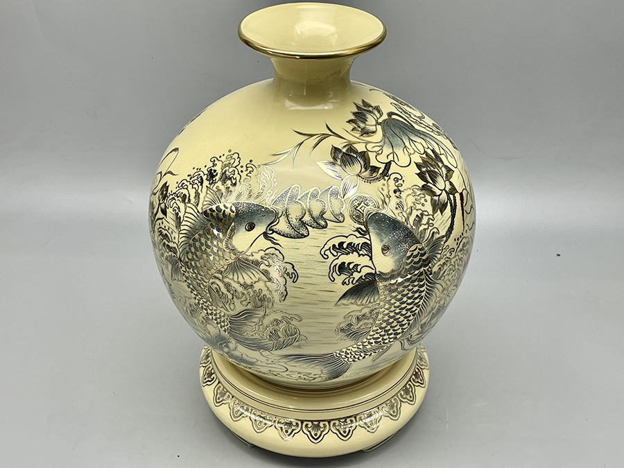 binh-hut-loc-ca-chep-hoa-sen-ngam-tien-h35-gom-chu-dau-ve-vang-kim-4