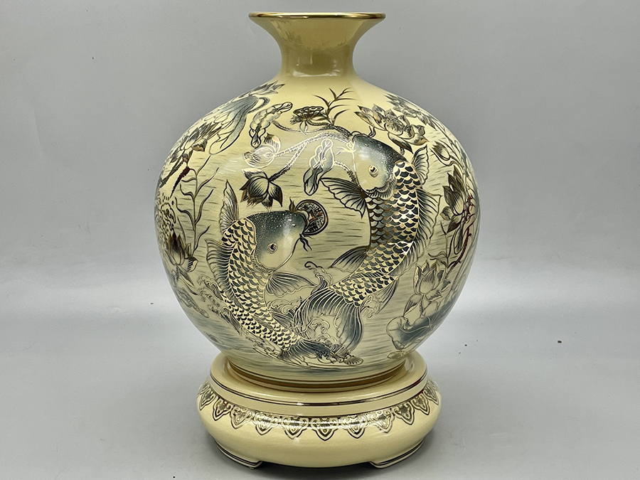 binh-hut-loc-ca-chep-hoa-sen-ngam-tien-h35-gom-chu-dau-ve-vang-kim-5