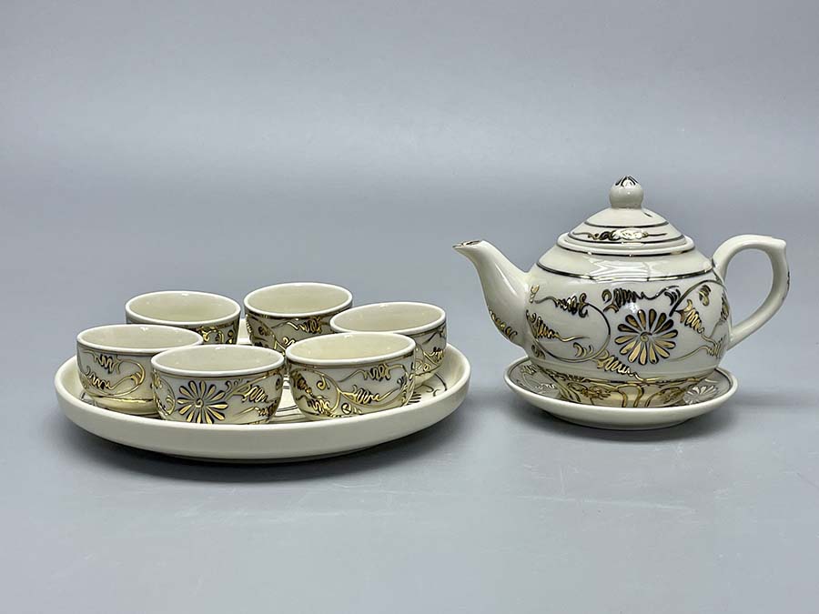 bo-am-chen-hoa-cuc-day-khong-quai-gom-chu-dau-ve-vang-kim-2