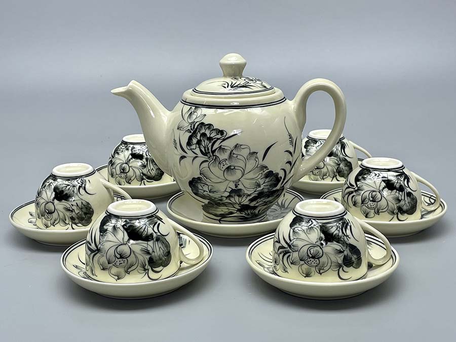 bo-am-tra-hoa-sen-tron-gom-chu-dau-truyen-thong-1