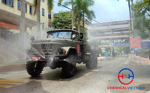 Xe quân đội phun khử khuẩn bằng Chloramin B 5%