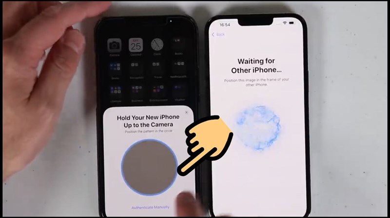 Dùng camera iPhone cũ để quét mã QR code trên iPhone mới