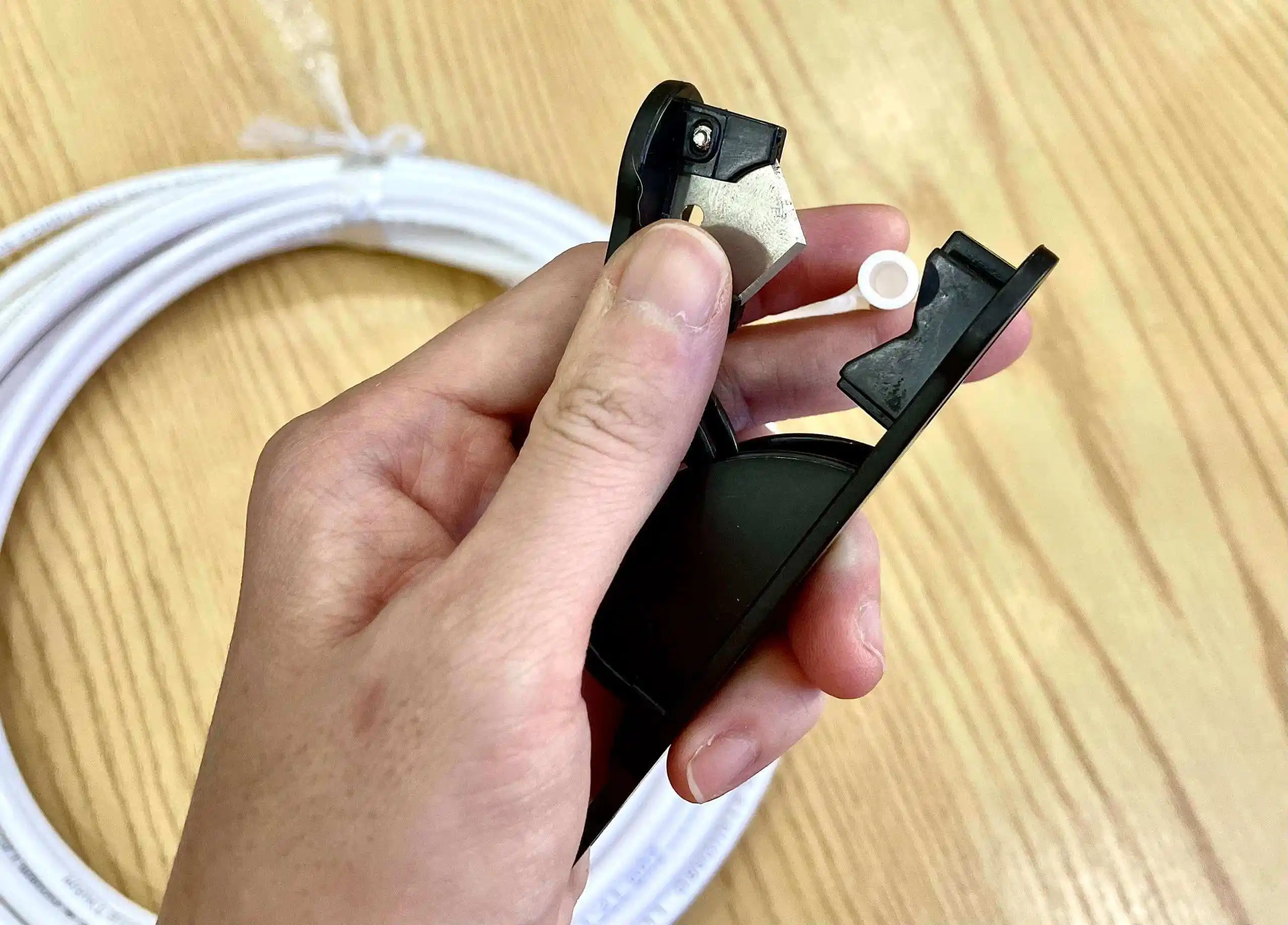 Dao cắt dây máy lọc nước