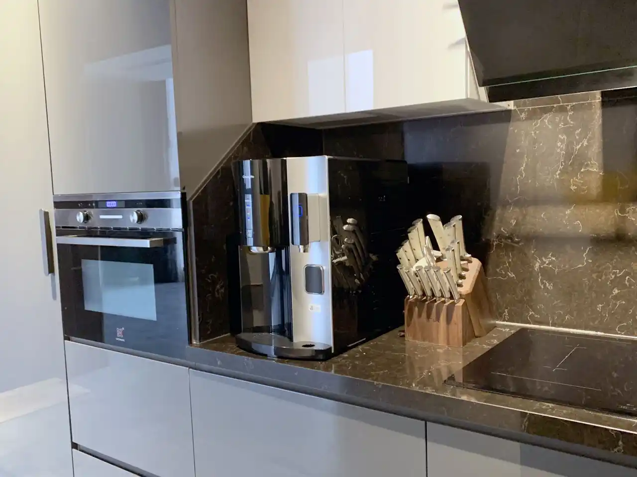 Hình lắp đặt thực tế máy lọc nước nóng lạnh ChungHo Tiny 300 UV