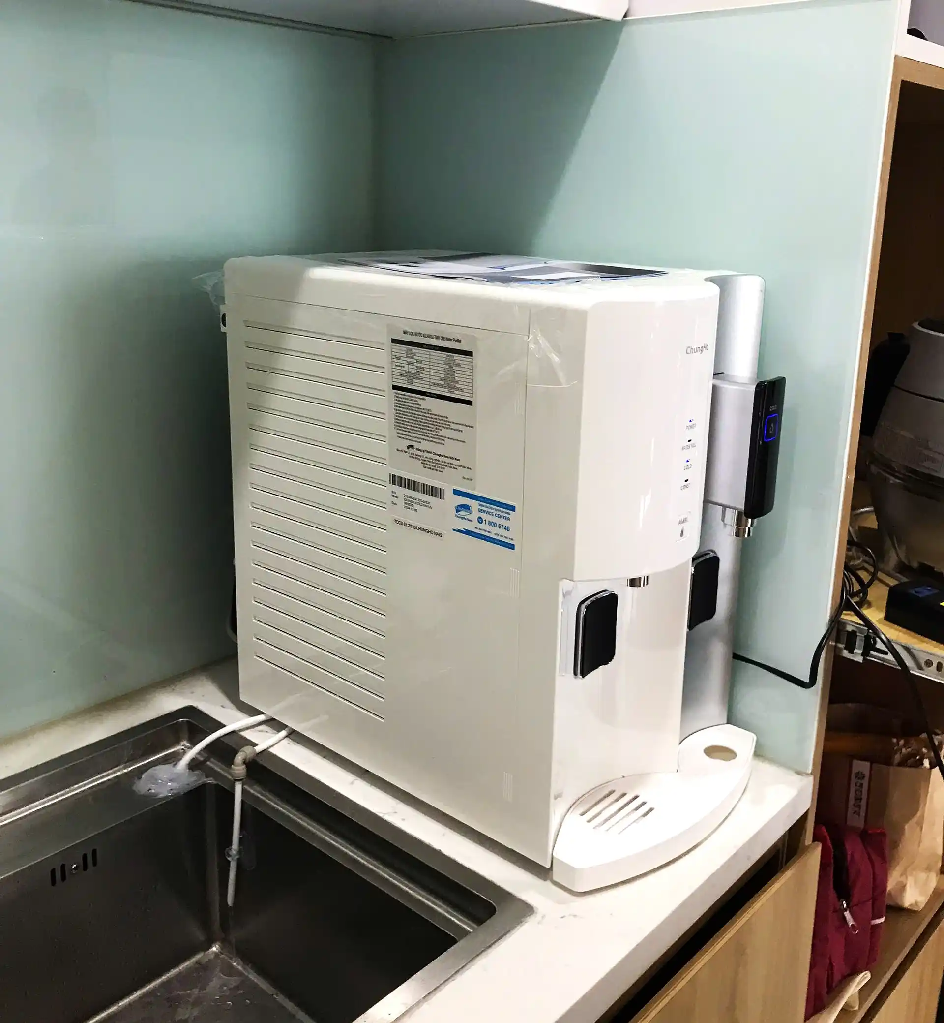 Hình lắp đặt thực tế máy lọc nước nóng lạnh ChungHo Tiny 300 UV