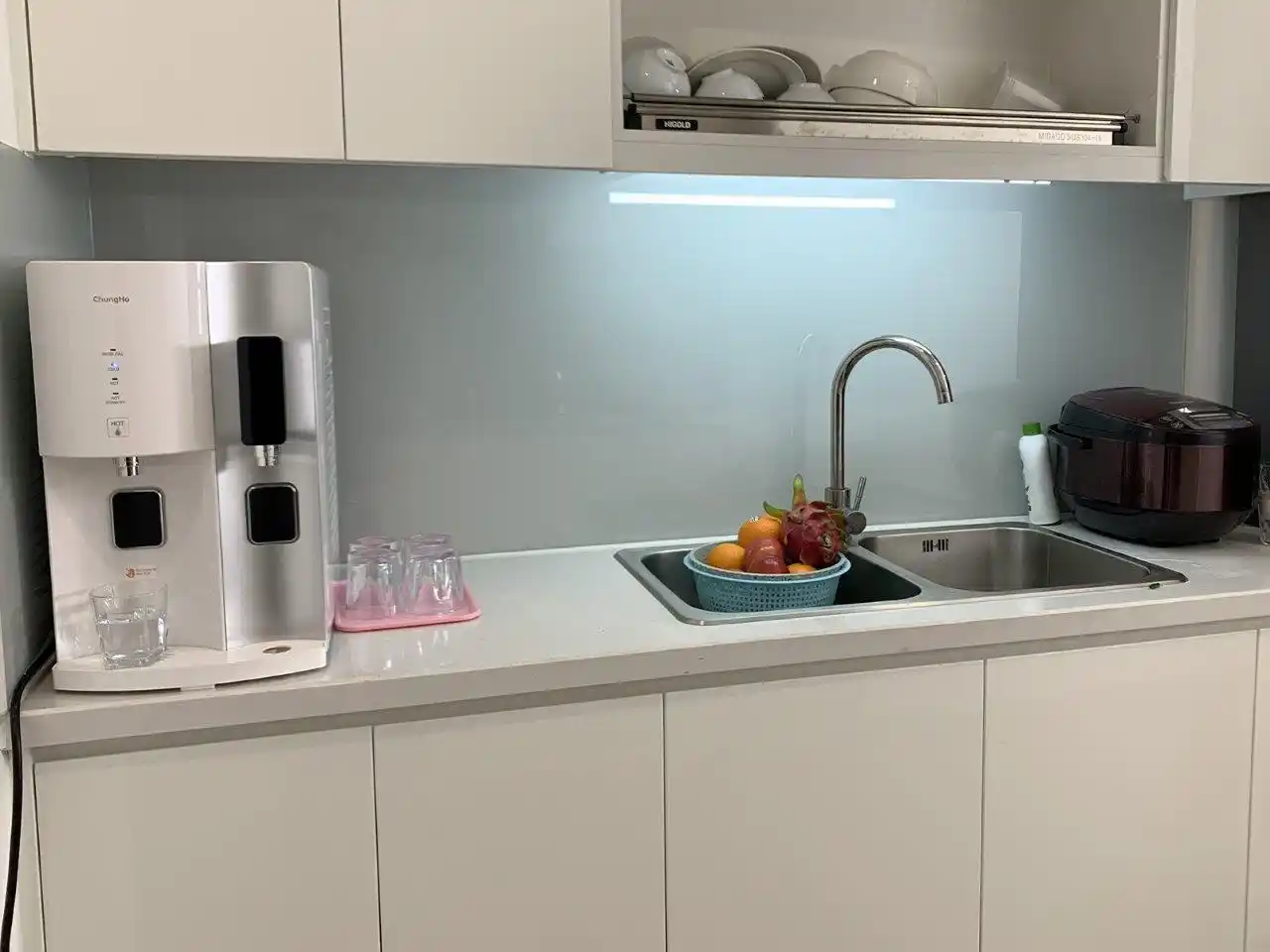 Hình lắp đặt thực tế máy lọc nước nóng lạnh ChungHo Tiny 300 UV