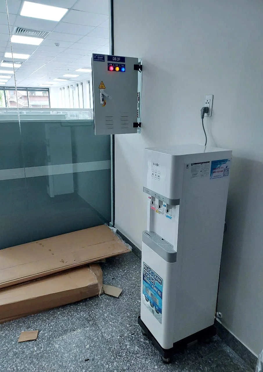 Hình lắp đặt thực tế máy lọc nước nóng lạnh Karofi HCV208RO