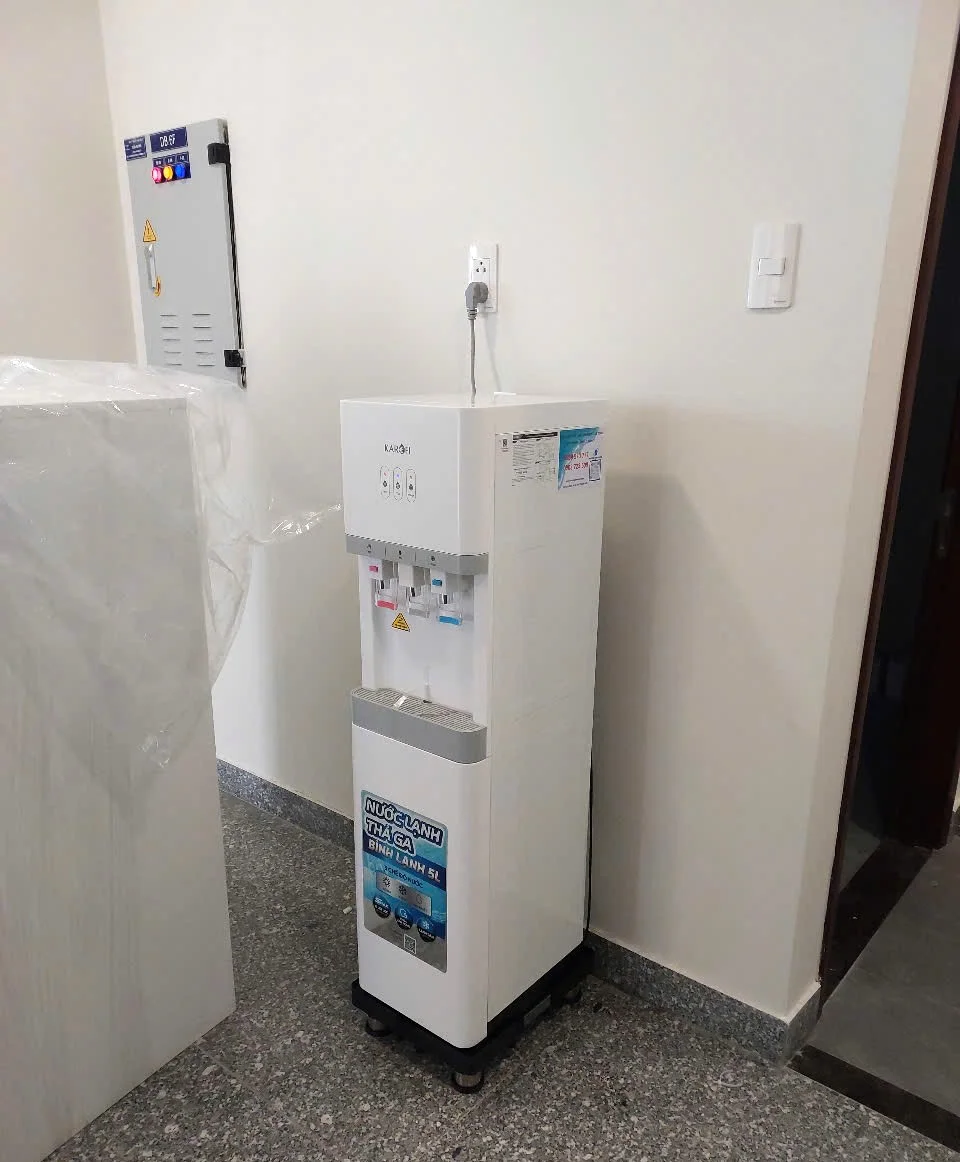 Hình lắp đặt thực tế máy lọc nước nóng lạnh Karofi HCV208RO