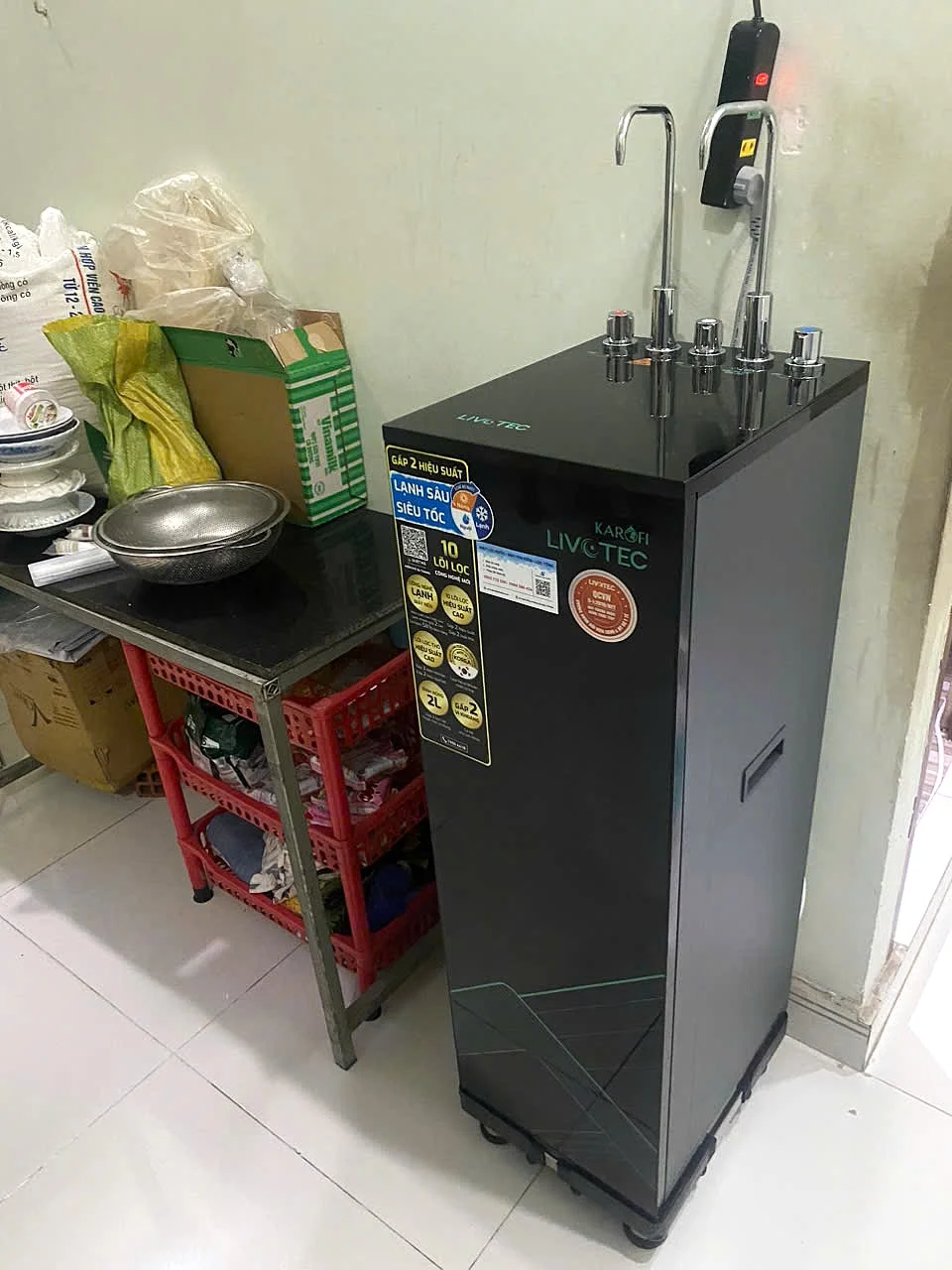 Hình lắp đặt thực tế máy lọc nước nóng lạnh Karofi Livotec T69