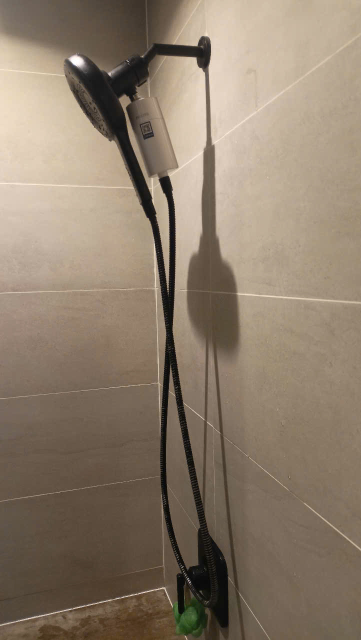 Hình lắp đặt thực tế bộ lọc sen tắm Philips AWP1775/74