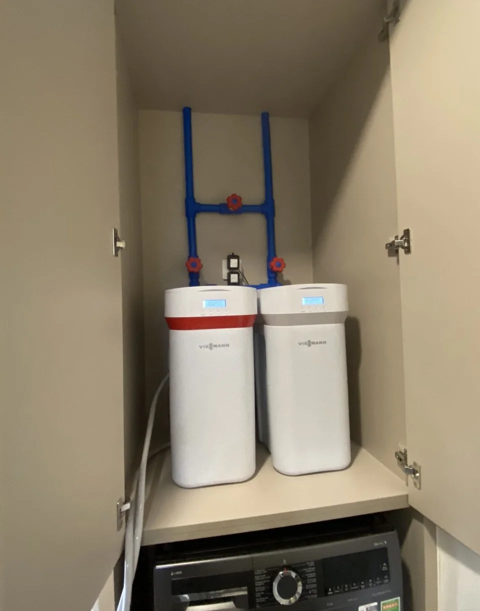 Hình lắp đặt thực tế khi kết hợp Vitopure S2 và Vitopure S3. S2 với thiết kế màu xám và S3 với thiết kế màu cam