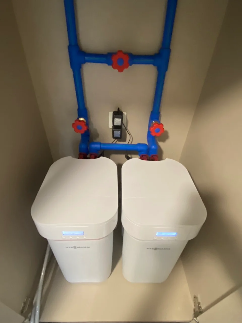 Hình lắp đặt thực tế khi kết hợp Vitopure S2 và Vitopure S3. S2 với thiết kế màu xám và S3 với thiết kế màu cam