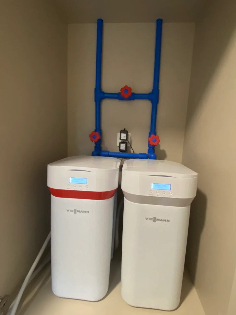 Hình lắp đặt thực tế khi kết hợp Vitopure S2 và Vitopure S3. S2 với thiết kế màu xám và S3 với thiết kế màu cam