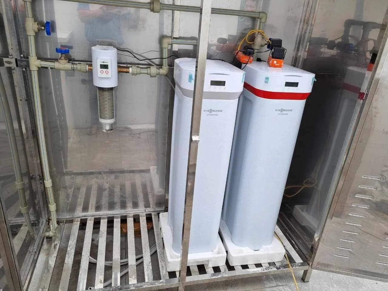 Hình lắp đặt thực tế khi kết hợp Vitopure S2 và Vitopure S3. S2 với thiết kế màu xám và S3 với thiết kế màu cam