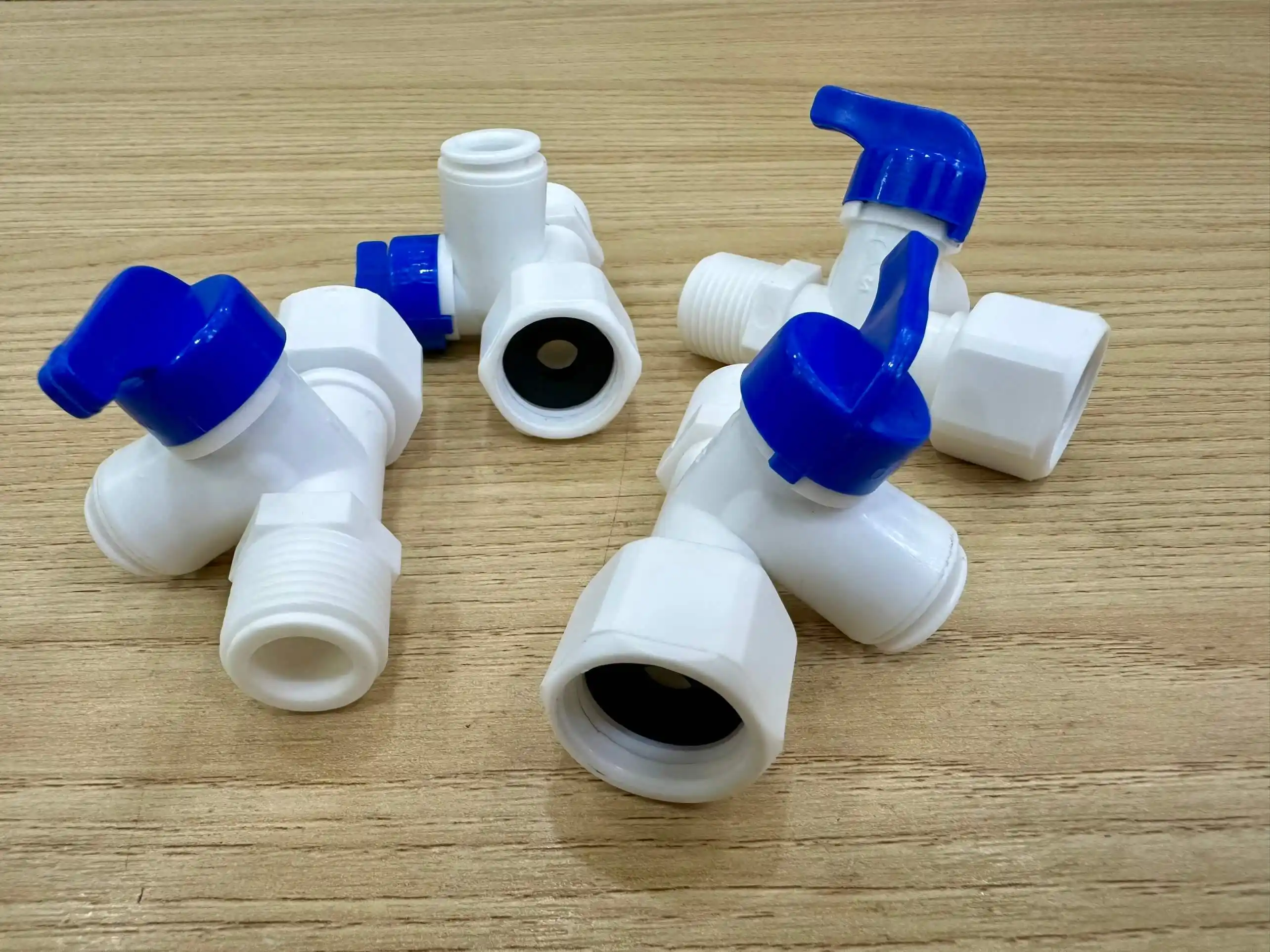 Van nguồn nhựa ren 21 ra dây phi 10