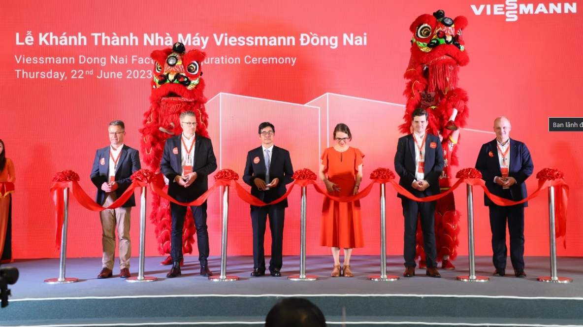Ban lãnh đạo Viessmann và khách mời danh dự cắt băng khánh thành nhà máy