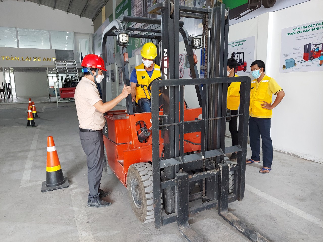 lái xe nâng có cần bằng không