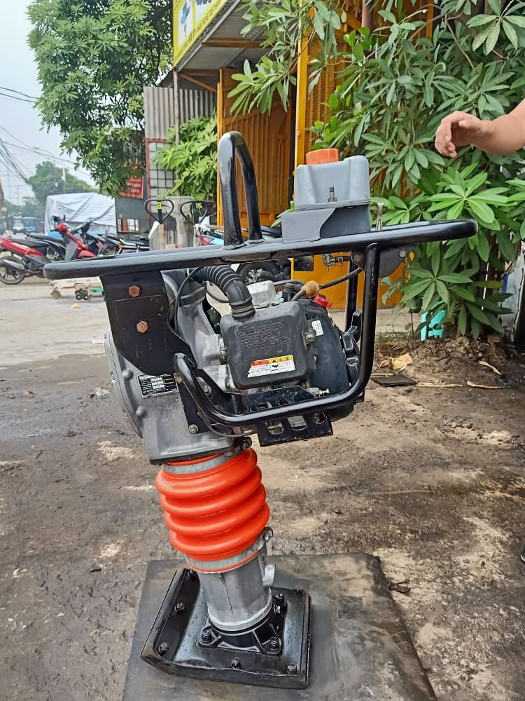 Vệ sinh máy đầm cóc