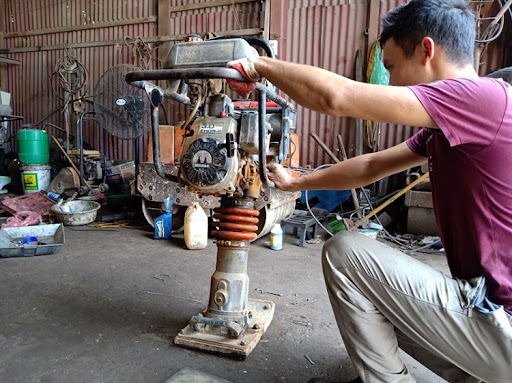 Vệ sinh máy đầm cóc