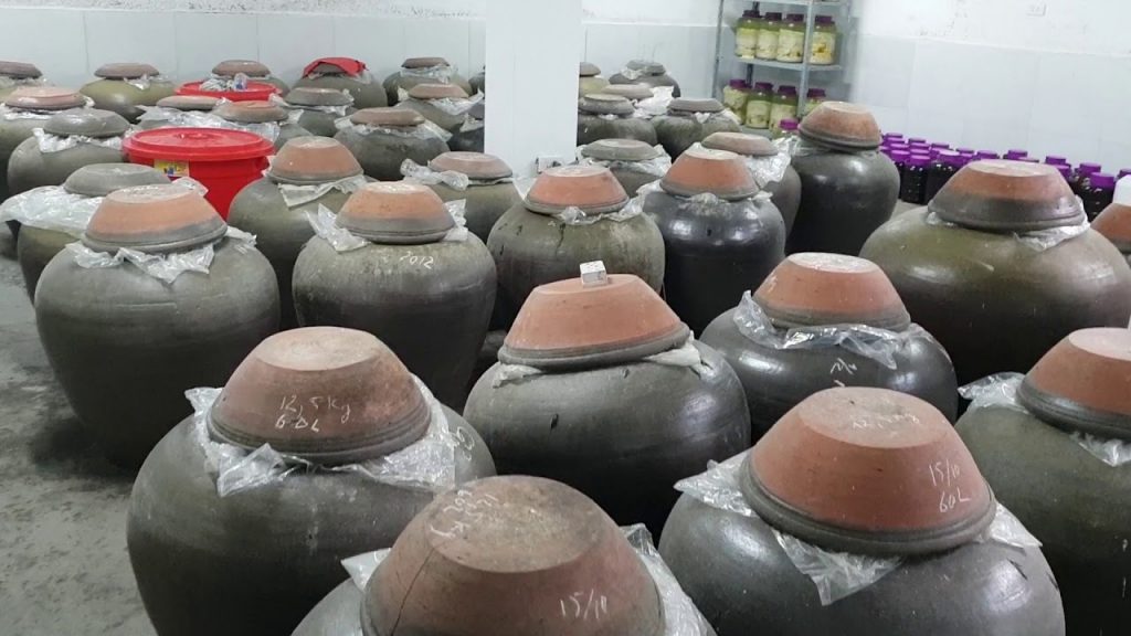 bảo quản rượu trong chum sành