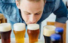 chuyên gia nếm bia làm việc