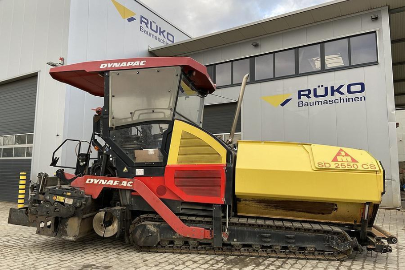 xe trải nhựa đường dynapac chính hãng