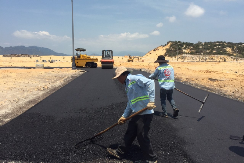 Xử lý mặt đường trước khi thực hiện quá trình trải thảm