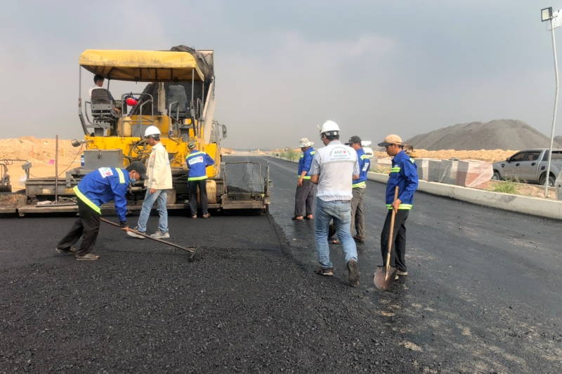 Tưới vật liệu thấm bám