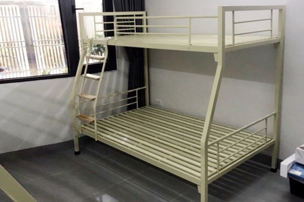 Vệ sinh định kỳ các vị trí dễ bám bẩn trên khung giường