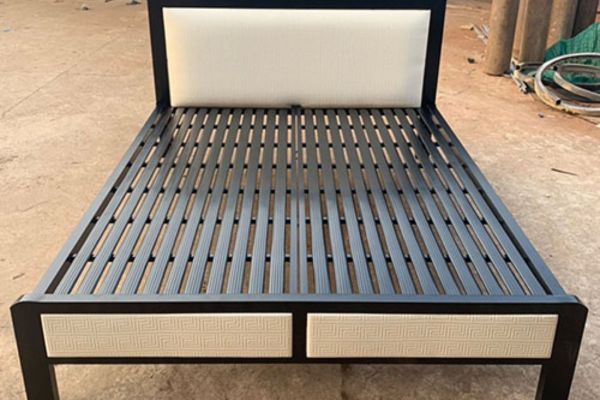 Giường sắt hộp dày được nhiều gia đình sử dụng