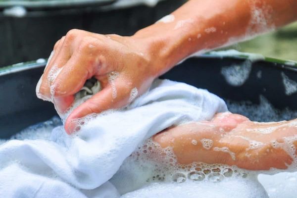 Giặt topper bằng tay đơn giản tại nhà